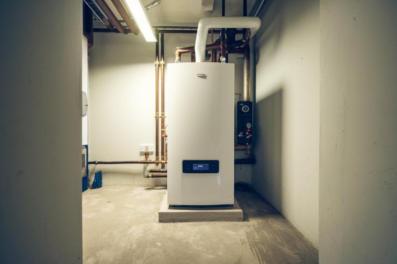 nowoczesny piec gazowy zamontowany w kotłowni