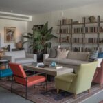 Designerskie krzesła przy kanapie w innym kolorze