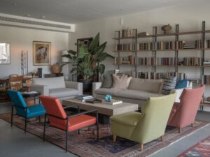 Designerskie krzesła przy kanapie w innym kolorze