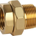 Śrubunek mosiężny – zbliżenie na element z gwintem zewnętrznym i nakrętką łączącą.